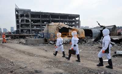 防化兵穿防化服入天津爆炸核心区排除可疑有毒物质