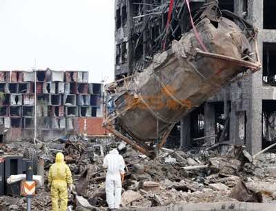 防化兵穿防化服入天津爆炸核心区排除可疑有毒物质