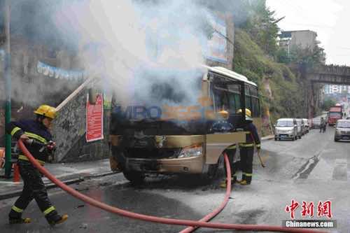 重庆一餐馆液化气罐着火 拖至路边竟又点燃大巴车